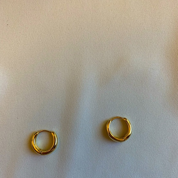 [🍍2 for $22] Simple Mini Gold Hoops - Picture 6 of 7